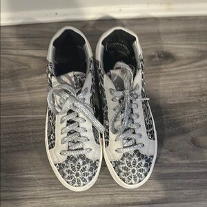 P448 Lace Pattern Sneakers
